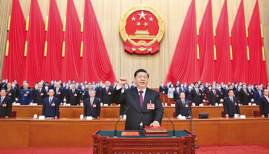 2023年3月10日,十四屆全國人大一次會議在北京人民大會堂舉行第三次全體會議。習近平全票當選中華人民共和國主席、中華人民共和國中央軍事委員會主席。這是習近平進行憲法宣誓。 新華社記者 鞠鵬/攝