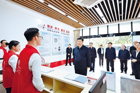 2023年12月14日至15日,中共中央總書記、國家主席、中央軍委主席習近平在廣西考察。這是14日上午,習近平在南寧市良慶區蟠龍社區黨群服務中心考察。 新華社記者 燕雁/攝