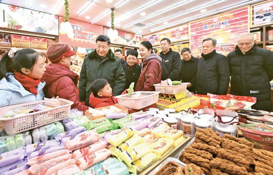 2024年2月1日至2日,中共中央總書記、國家主席、中央軍委主席習近平來到天津,看望慰問基層干部群眾。這是1日下午,習近平在天津古文化街考察時,走進店鋪同現場群眾互動交流。 新華社記者 謝環馳/攝