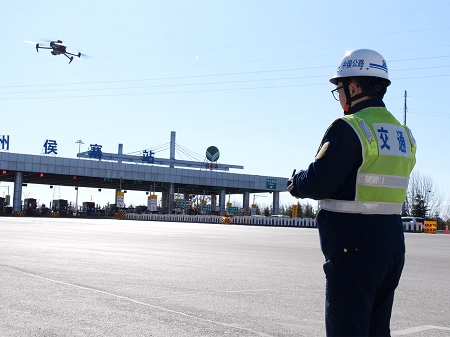 1738984561957.jpg 1月28日,河南交投集團中原高速鄭州分公司以無人機助力節假日保通工作3(高曌 攝)_副本.jpg